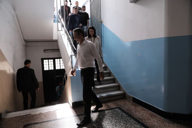 Σε δημοτικό σχολείο της Καλλιθέας ο πρωθυπουργός