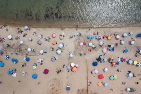 Παραλίες:  Πώς θα τηρηθούν οι αποστάσεις – Τι θα ισχύει για μπαρ, μουσική και αλκοόλ