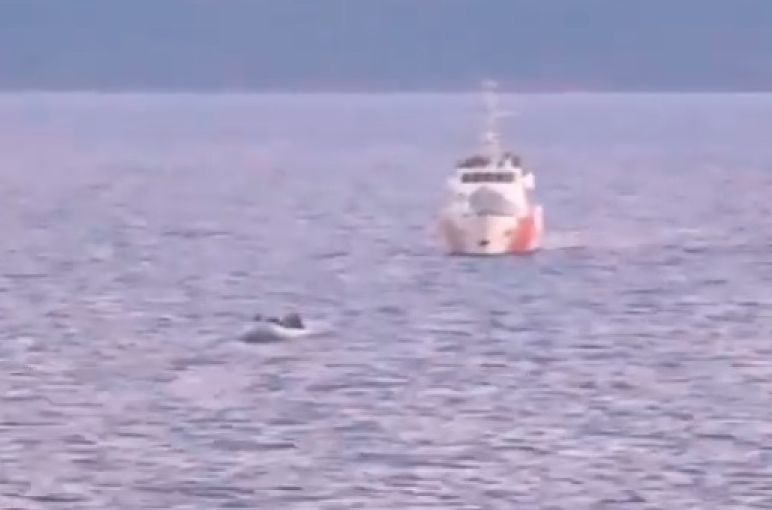 Προκλήσεων συνέχεια: Τουρκικές ακταιωροί συνοδεύουν βάρκες με πρόσφυγες στην Ελλάδα