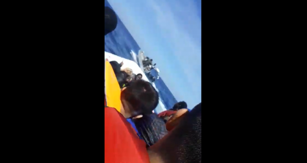 Βίντεο: Η στιγμή που μασκοφόροι επιτίθενται σε βάρκα με πρόσφυγες στο Αιγαίο
