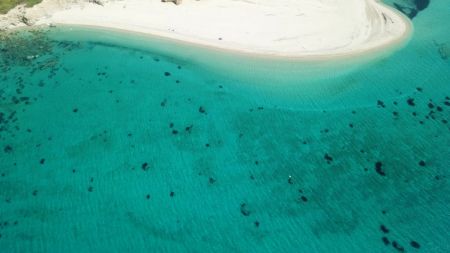 Ποια είναι η μαγευτική παραλία στο σποτ του Τουρισμού