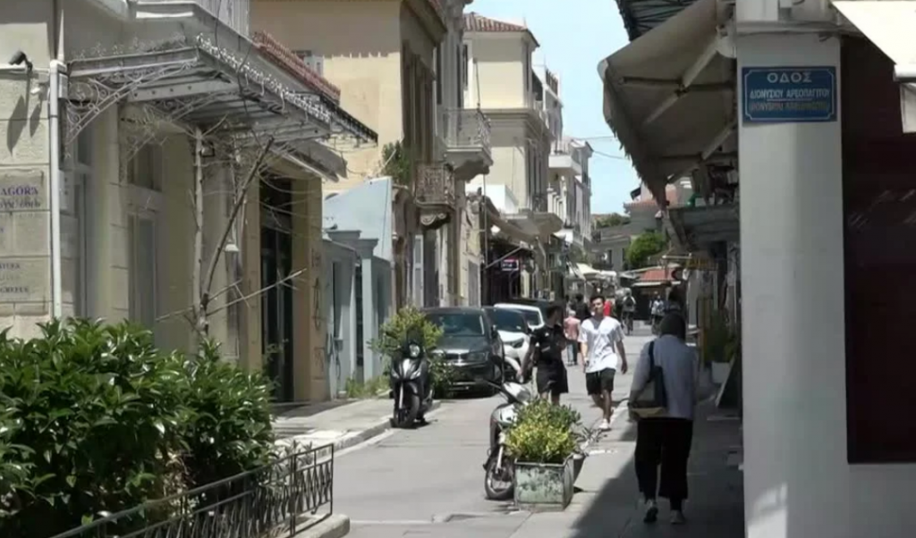 Χωρίς τουρίστες η Αθήνα εν μέσω τουριστικής σεζόν