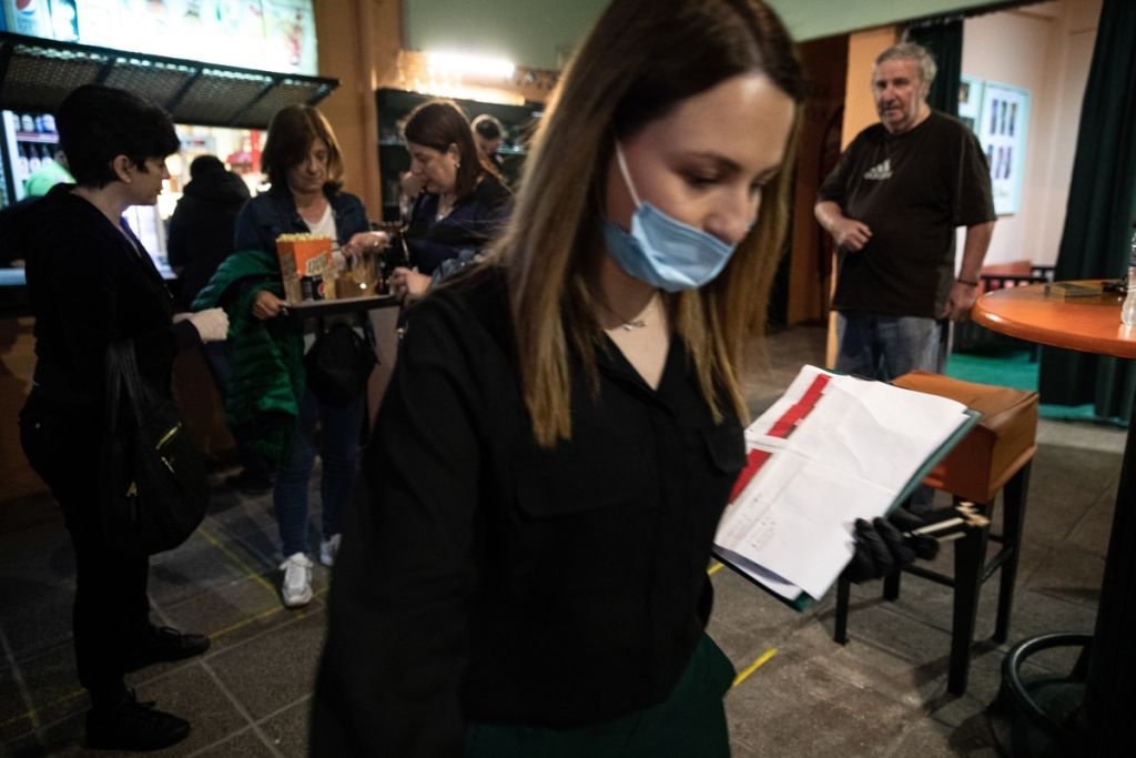 «Ξέχασαν» τις μάσκες στα καταστήματα – «Βροχή» από πρόστιμα
