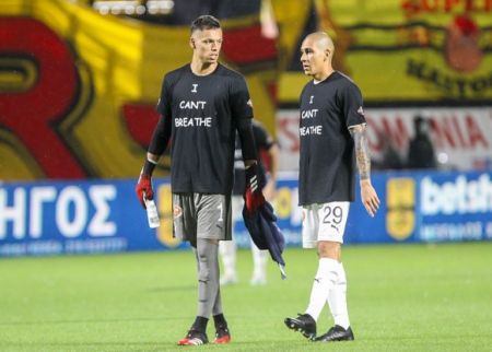 «Όχι» στον ρατσισμό από Άρη και ΟΦΗ: Με μπλουζάκια «I can’t breath» οι παίκτες