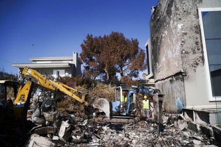 Πειραιάς: Κατεδάφιση εγκαταλελειμμένου ακινήτου στην Παλαιά Κοκκινιά