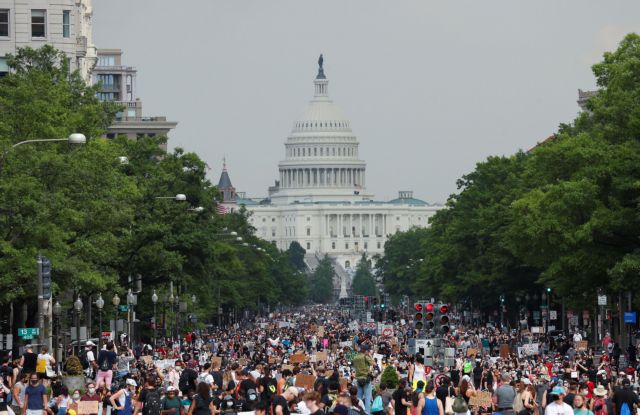 Ουάσινγκτον: Χιλιάδες διαδηλωτές κατά του ρατσισμού – Μαζικές διαδηλώσεις σε όλο τον κόσμο