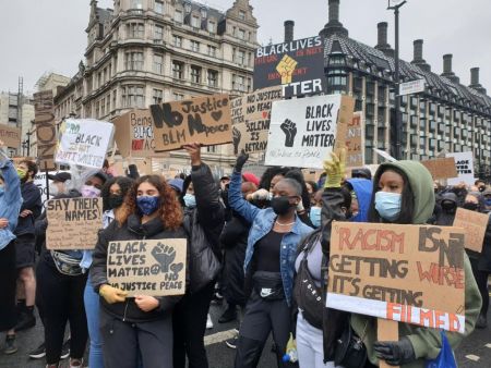 Λονδίνο: Στις αντιρατσιστικές διαδηλώσεις τραυματίστηκαν 14 αστυνομικοί λέει η αστυνομία