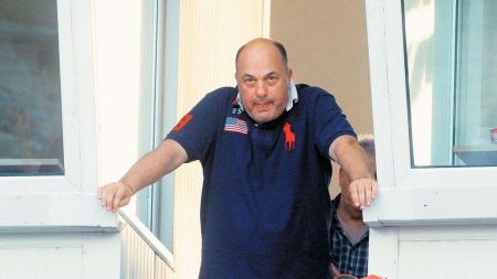 Μπέος: Εισέβαλε σε σχολείο μαζί με αστυνομικούς – Τον έδιωξαν κακήν κακώς οι κάτοικοι