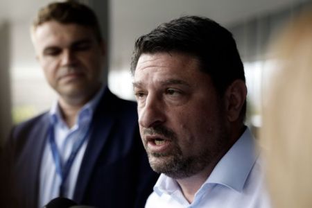 Οταν τα μέτρα χαλαρώνουν οι μάσκες αραιώνουν και οι αποστάσεις μικραίνουν