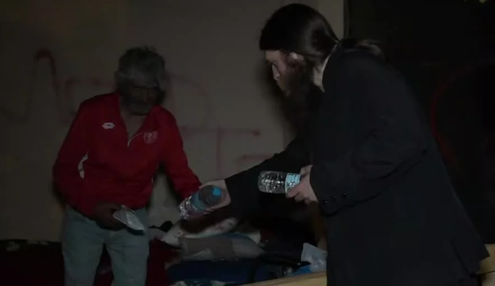 Οι άστεγοι του Πειραιά μιλούν στο MEGA – Ο «άγιος» του λιμανιού