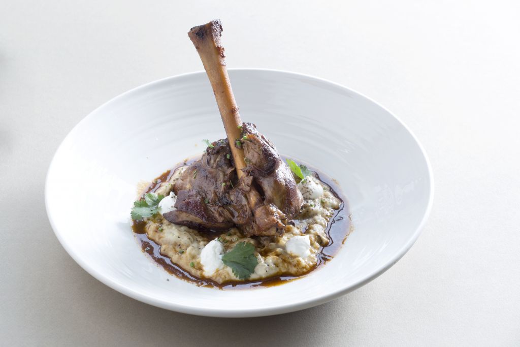 Αρνίσιο κότσι με πουρέ καπνιστής μελιτζάνας