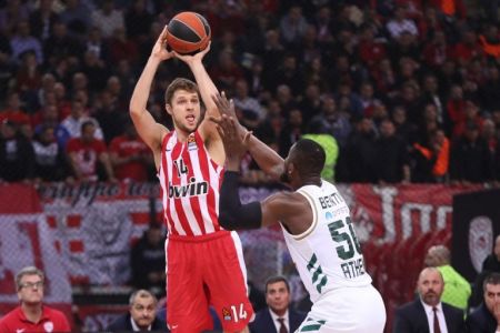 Ολυμπιακός: Βεζένκοφ «on fire» με 98/103 τρίποντα