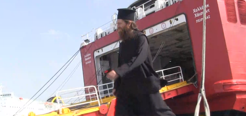 «Βρήκαμε τον Άγιο του λιμανιού» – Συγκινητική η δράση του ιερέα που βοηθά απόρους