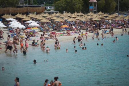 Ο συνωστισμός τρομάζει αρχές και επιστήμονες – Προειδοποιήσεις για επιδείνωση σε 2 εβδομάδες