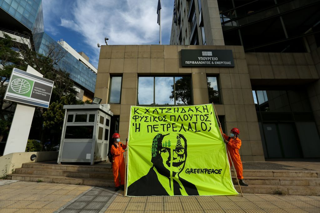 Greenpeace: Προσαγωγές ακτιβιστών που διαμαρτύρονται για το νέο περιβαλλοντικό νόμο