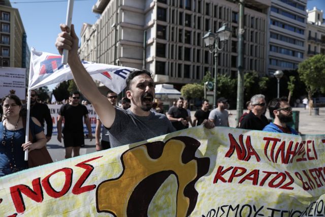 Έξω από το Υπουργείο Εργασίας διαδηλώνουν οι  εργαζομένοι στον τουρισμό