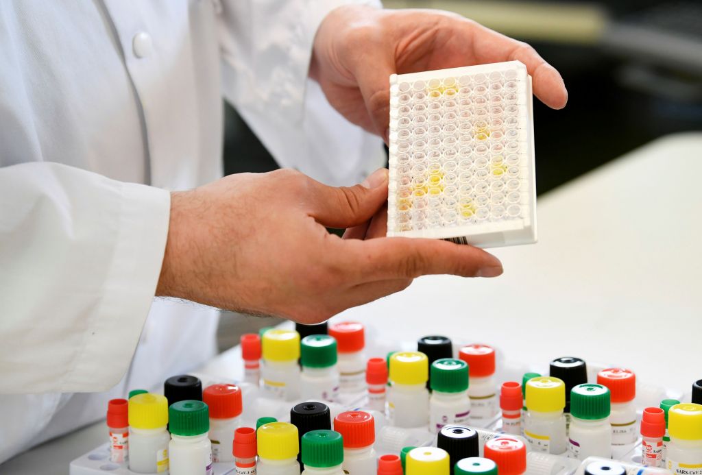 ΗΠΑ: Ξεκινούν δοκιμές κοκτέιλ αντισωμάτων που ενδέχεται να θεραπεύει τον κορωνοϊό