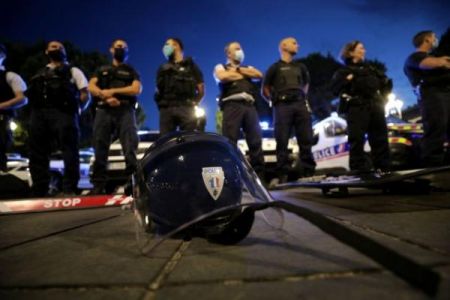 Γαλλία: Οι αστυνομικοί διαμαρτύρονται γιατί τους απαγορεύτηκε η λαβή στο λαιμό