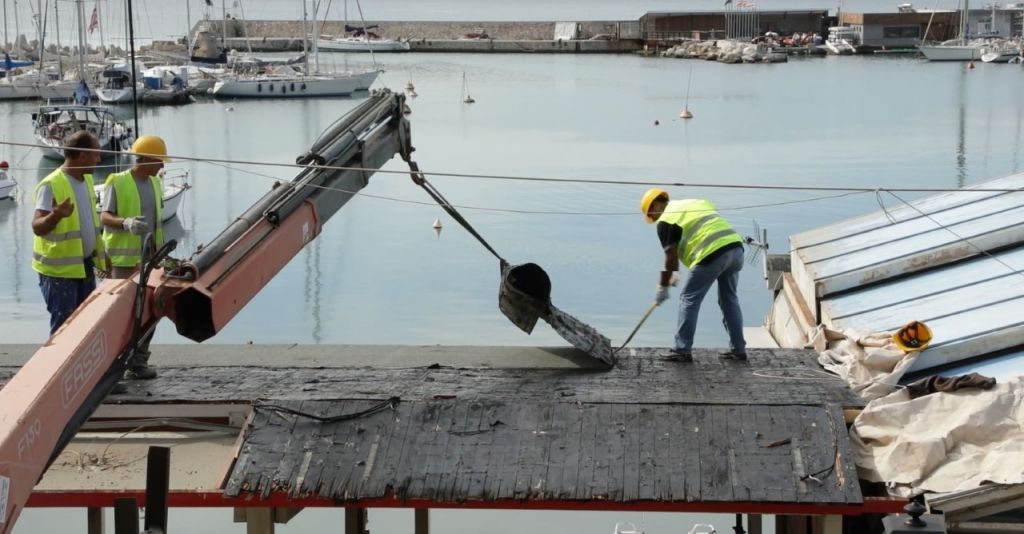 Κατεδαφίζονται οι αυθαίρετες κατασκευές στο Μικρολίμανο – Προχωρά το έργο ανάπλασης