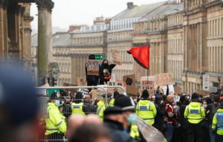 Βρετανία: Συμπλοκές ακροδεξιών με διαδηλωτές κατά του ρατσισμού