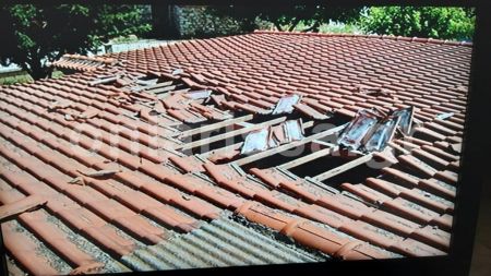 Στιγμές τρόμου στην Αγιά Λάρισας: Αεροσκάφος ξήλωσε στέγη σπιτιού