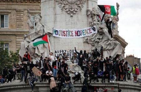 Γαλλία: Χιλιάδες πολίτες κατά του ρατσισμού και της αστυνομικής βίας [Εικόνες]