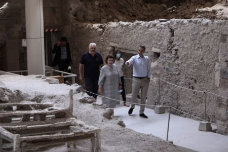 Μητσοτάκης από Σαντορίνη: Ετοιμοι να καλωσορίσουμε τουρίστες