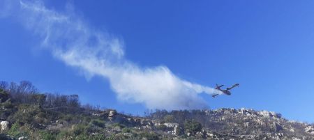 Εναέρια μέσα στα πύρινα μέτωπα σε Ζάκυνθο και Κεφαλονιά