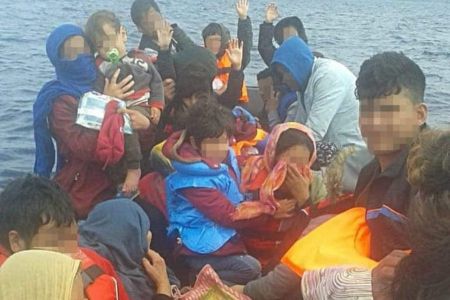 Προσφυγικό:  Μεσοπέλαγα για 18 ώρες βάρκα με γυναίκα που γεννούσε