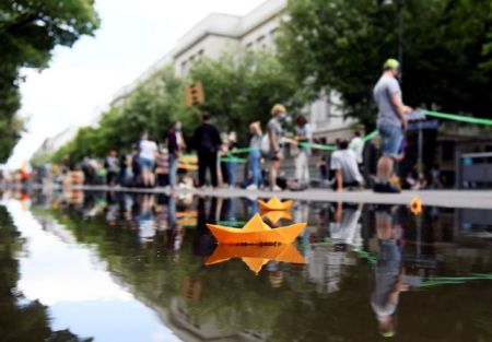 Βερολίνο: Χιλιάδες στους δρόμους – Ανθρώπινη αλυσίδα κατά του ρατσισμού