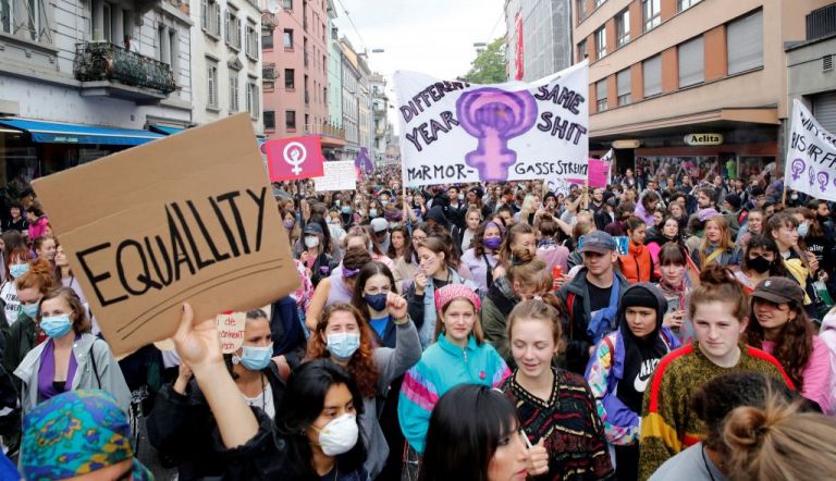Ελβετία: Οι γυναίκες δίνουν μάχη κατά της ενδοοικογενειακής βίας και των ανισοτήτων | tovima.gr