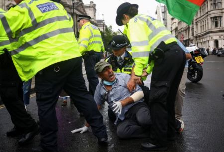 Τζόνσον: Ενεπλάκη σε τροχαίο έξω από το κοινοβούλιο