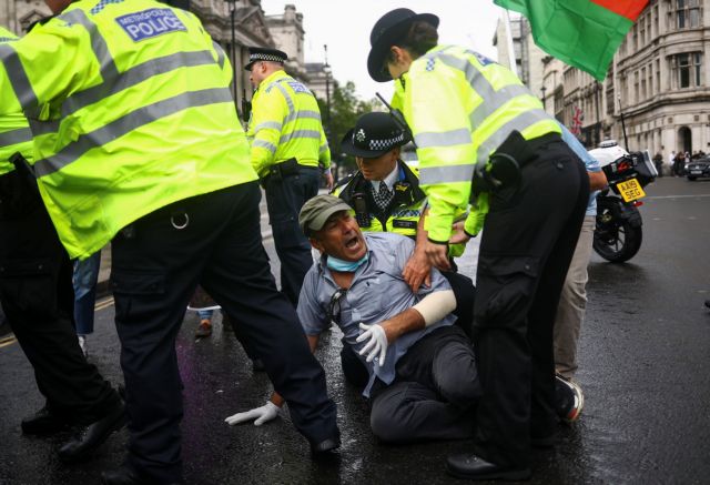 Τζόνσον: Ενεπλάκη σε τροχαίο έξω από το κοινοβούλιο