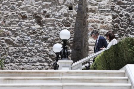 Ενα μεσημέρι στον κήπο του Προεδρικού με 26 λοιμωξιολόγους