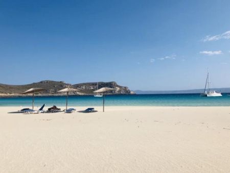 Οι Βρετανοί ζητούν διακοπές στην Ελλάδα χωρίς καραντίνα – Κοντά σε συμφωνία ο Τζόνσον