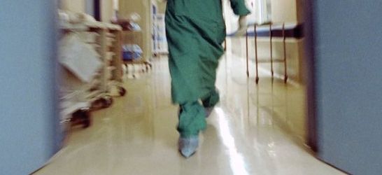 Γιατρός-μαϊμού: Πώς έκρυβε τα ίχνη του, πώς πλησίαζε τα θύματά του – Ξεσπούν οι συγγενείς τους