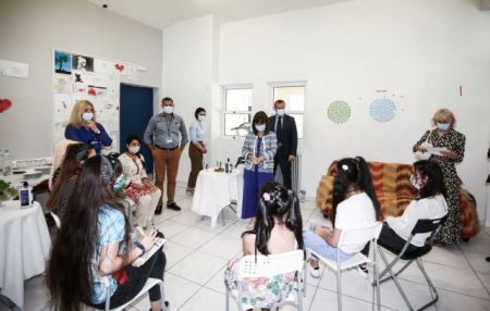 ΠτΔ σε ασυνόδευτα προσφυγόπουλα: «Τα δύσκολα πρέπει να τα αφήσετε πίσω»