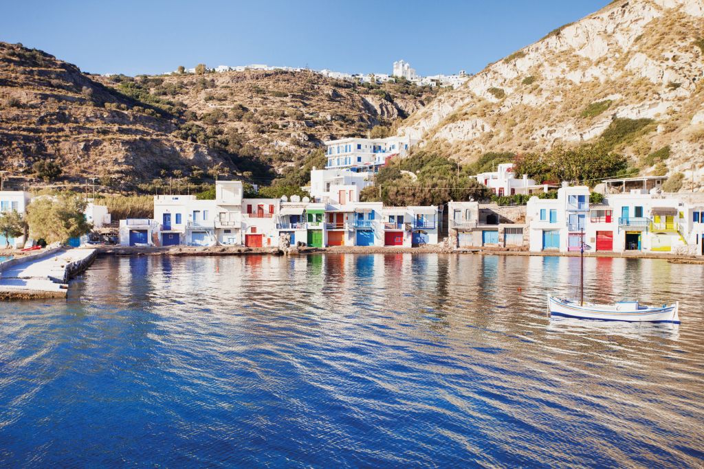 Μήλος: Προσεγγίζοντας τις σμαραγδένιες θάλασσές της