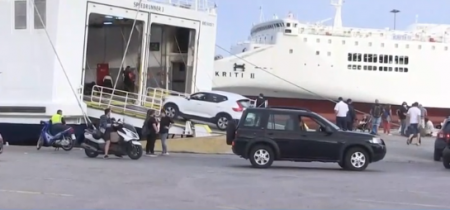 Με περιορισμένο αριθμό επιβατών λόγω των μέτρων αναχωρούν τα πλοία