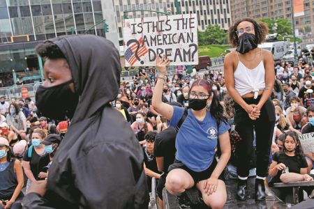 Η μάστιγα των φυλετικών διακρίσεων διχάζει τις ΗΠΑ