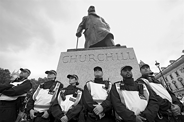 Χτίζοντας συνεκτικές κοινωνίες χωρίς να ξαναγράφουμε το παρελθόν