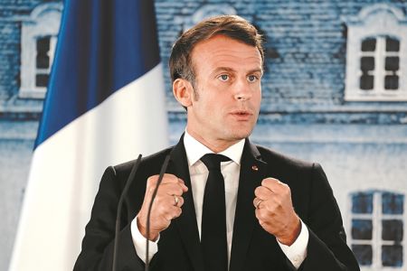 Το σκληρό καλοκαίρι του Εμανουέλ Μακρόν