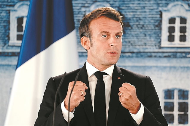Το σκληρό καλοκαίρι του Εμανουέλ Μακρόν