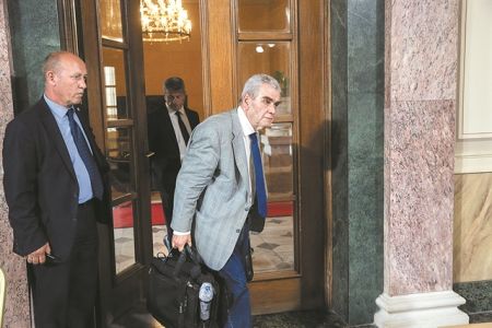 Η ώρα της κρίσης για τον Δ. Παπαγγελόπουλο