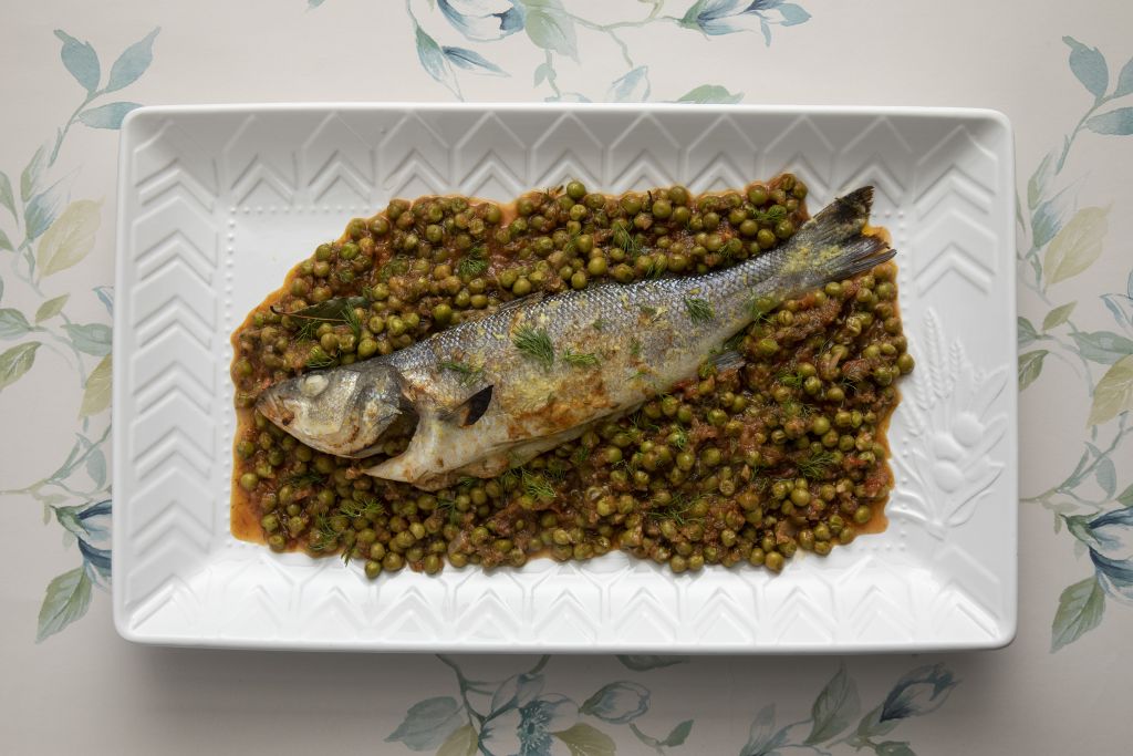 Λαβράκι με αρακά και σάλτσα μουστάρδας