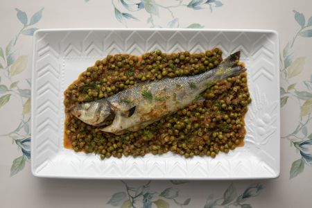 Λαβράκι με αρακά και σάλτσα μουστάρδας