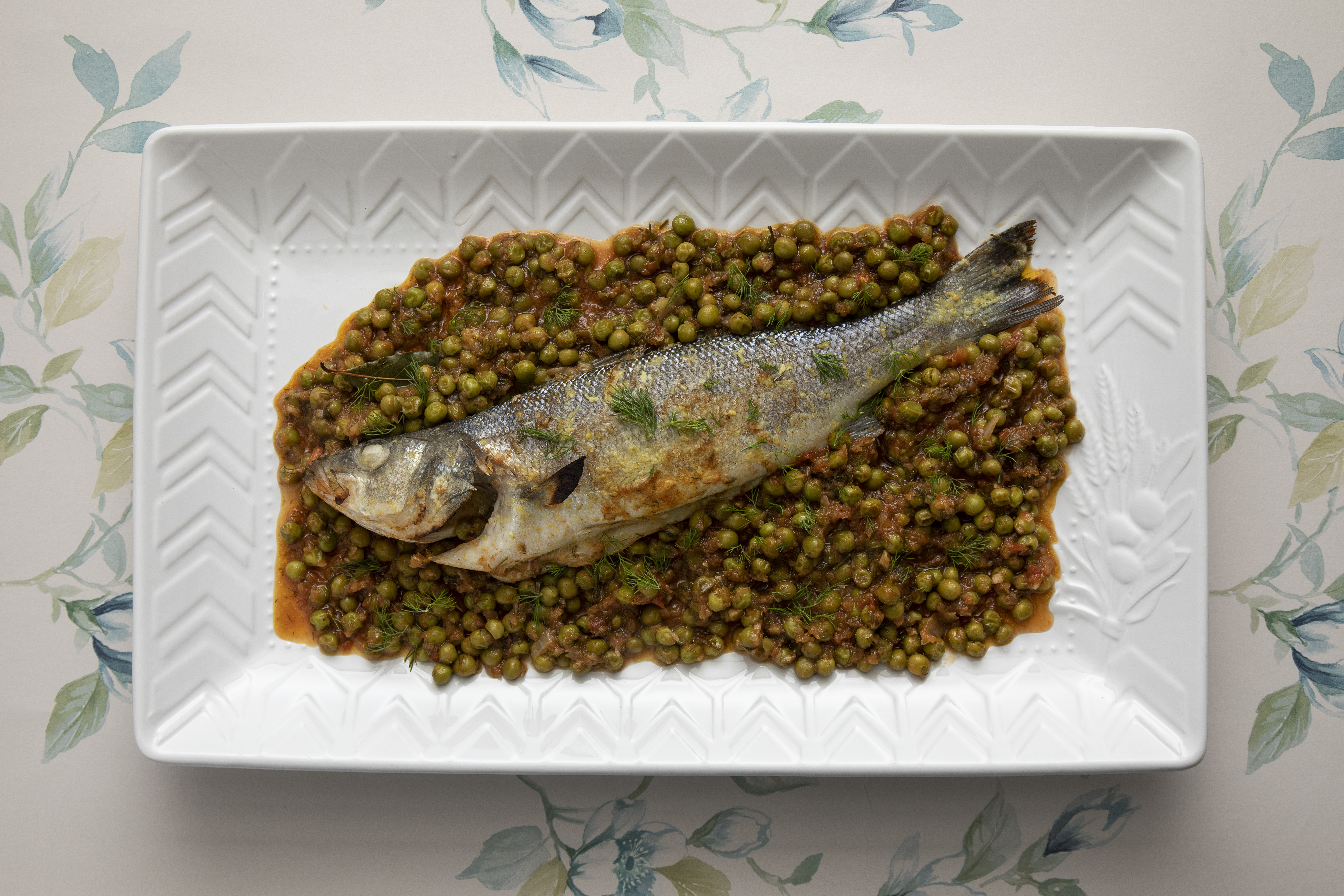 Λαβράκι με αρακά και σάλτσα μουστάρδας