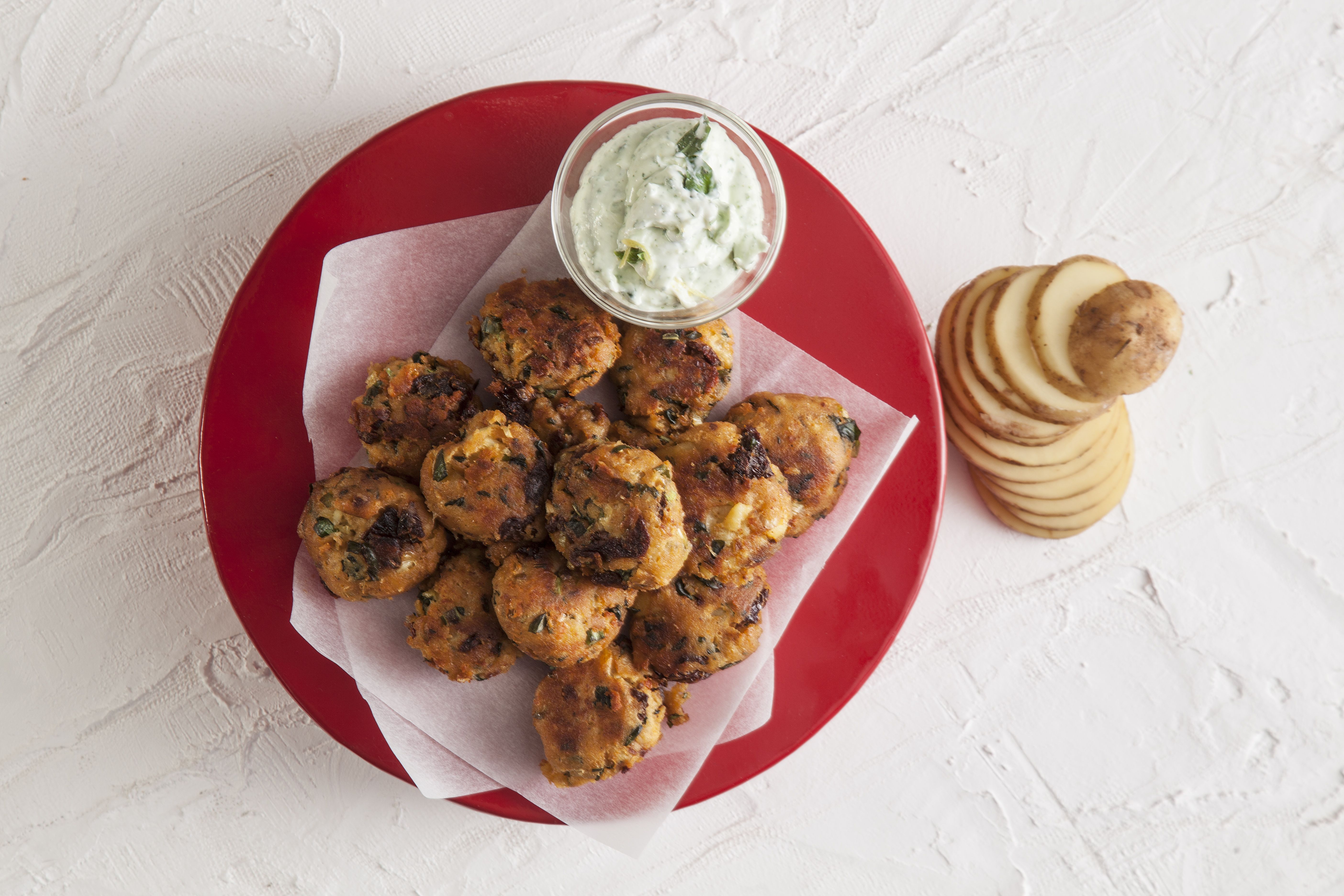 Πατατοκεφτέδες με λιαστή ντομάτα και σάλτσα φέτας