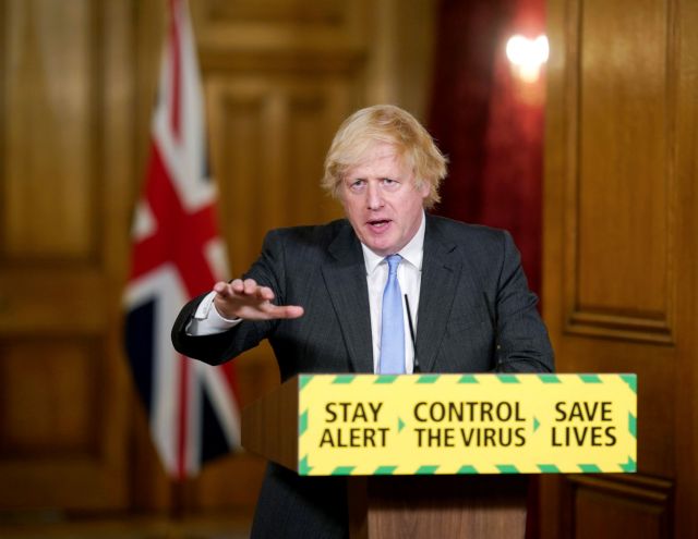 Τζόνσον: Επικίνδυνος ο ιός, αλλά εμείς πλέον καλύτεροι στην αντιμετώπισή του