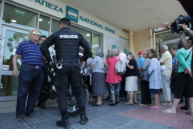 Ενας στους δύο πελάτες 60+ θα άλλαζε τραπεζικό υποκατάστημα αντί να εξυπηρετηθεί ηλεκτρονικά